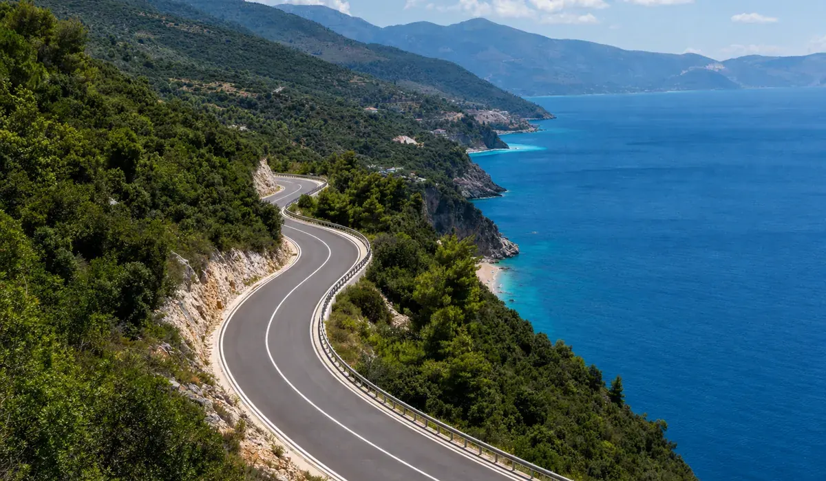 Rrugë përgjatë Rivierës shqiptare